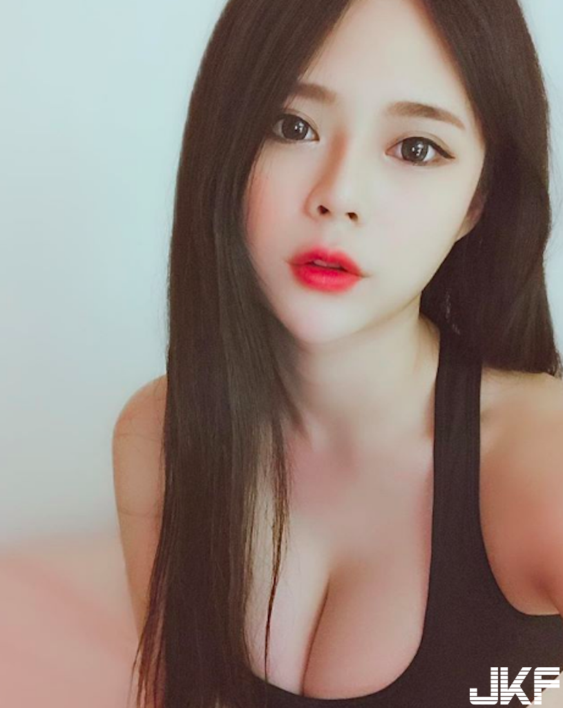 男友視角好幸福！「大奶女友」美尻等門，能被「長腿＋辣尻」迎接人生真的圓滿了！