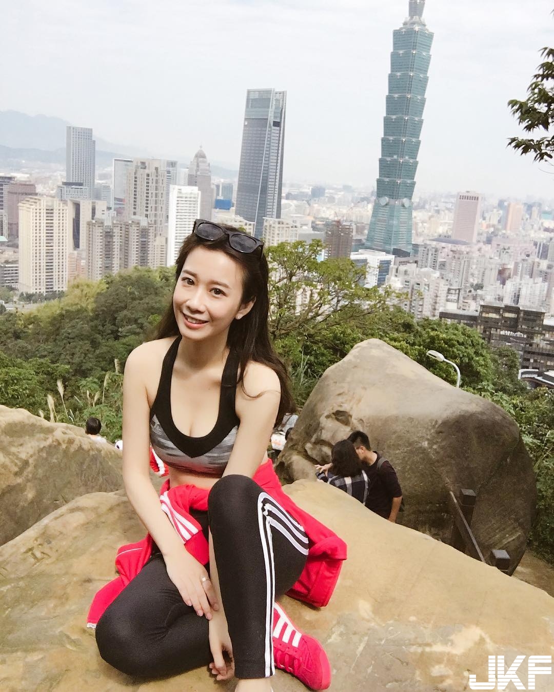 超氣質「隱乳系正妹」還有穿搭小心機！「薄紗透乳」渾圓飽滿的胸型若隱若現！