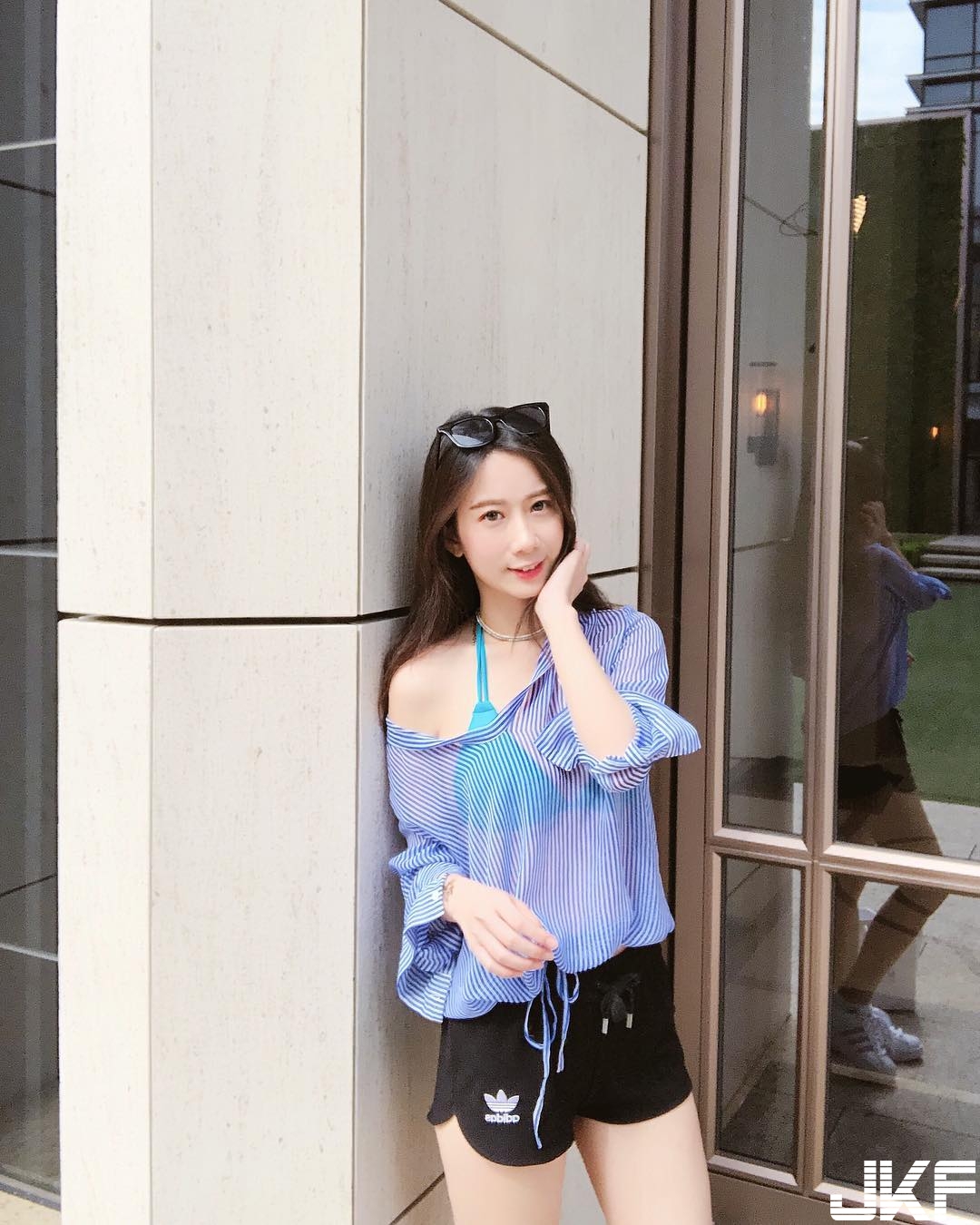 超氣質「隱乳系正妹」還有穿搭小心機！「薄紗透乳」渾圓飽滿的胸型若隱若現！