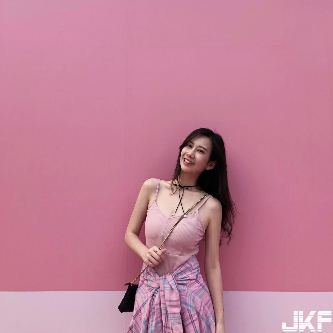 超氣質「隱乳系正妹」還有穿搭小心機！「薄紗透乳」渾圓飽滿的胸型若隱若現！