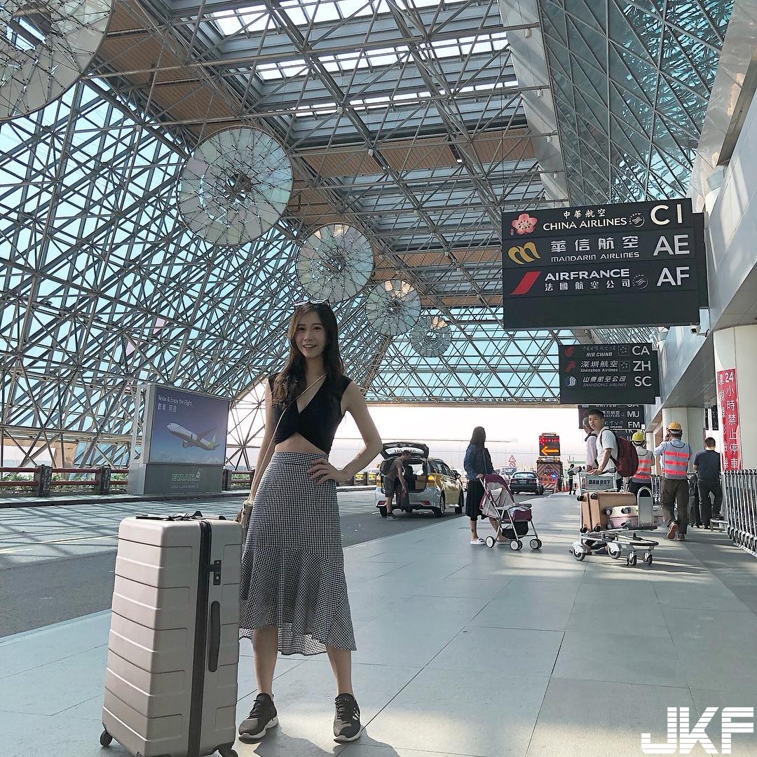超氣質「隱乳系正妹」還有穿搭小心機！「薄紗透乳」渾圓飽滿的胸型若隱若現！