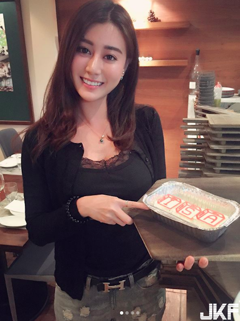 好兇！飲料機前遇到「巨大車頭燈」，「渾圓美乳」讓投幣時已血脈噴張&#8230;