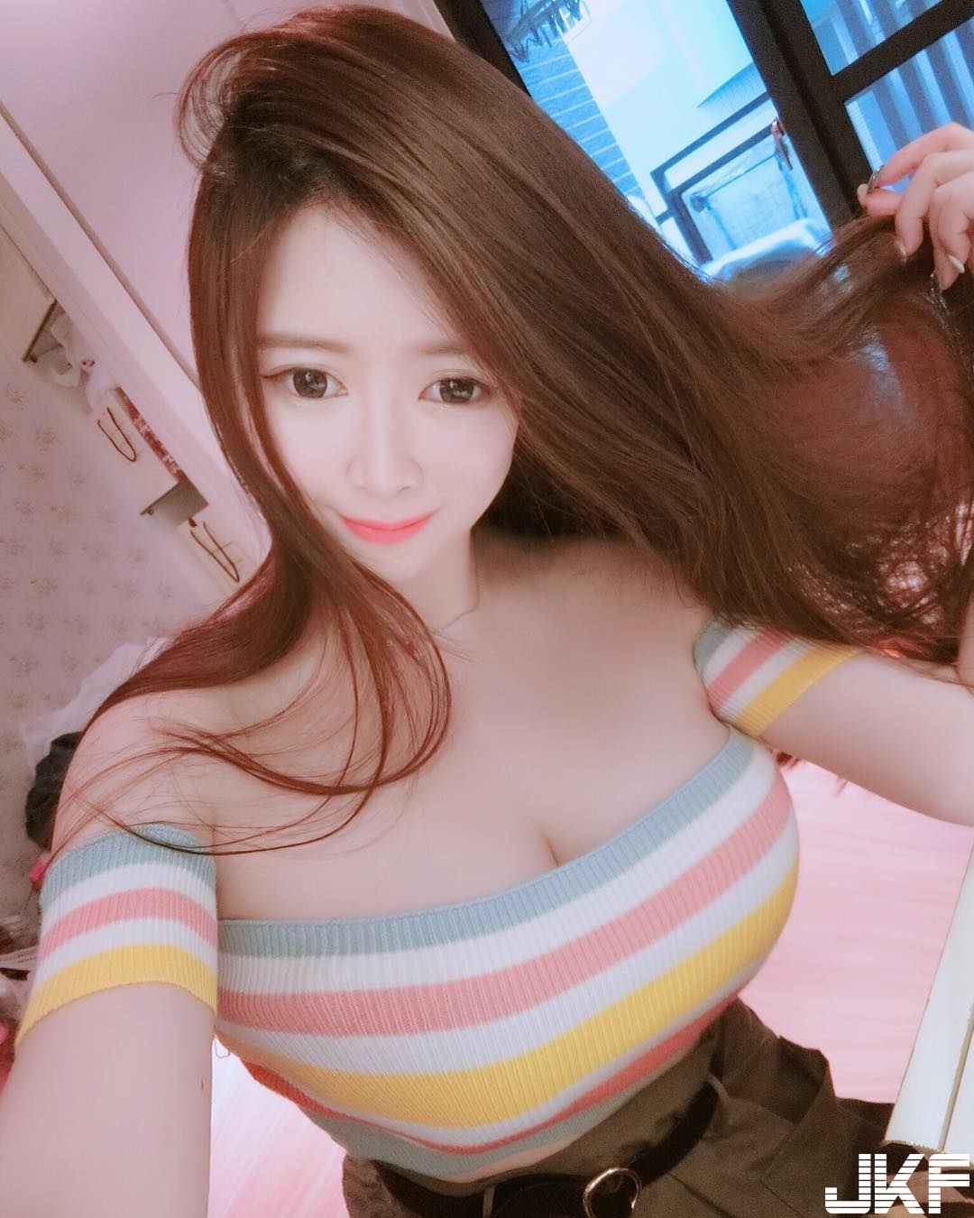 滿滿的ω！巨乳妹子低胸大露絕品「水滴奶」　飽滿奶球塞滿畫面！