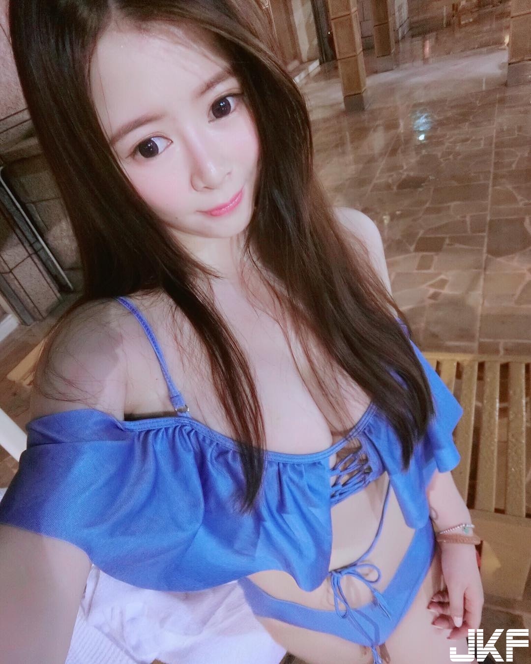 滿滿的ω！巨乳妹子低胸大露絕品「水滴奶」　飽滿奶球塞滿畫面！