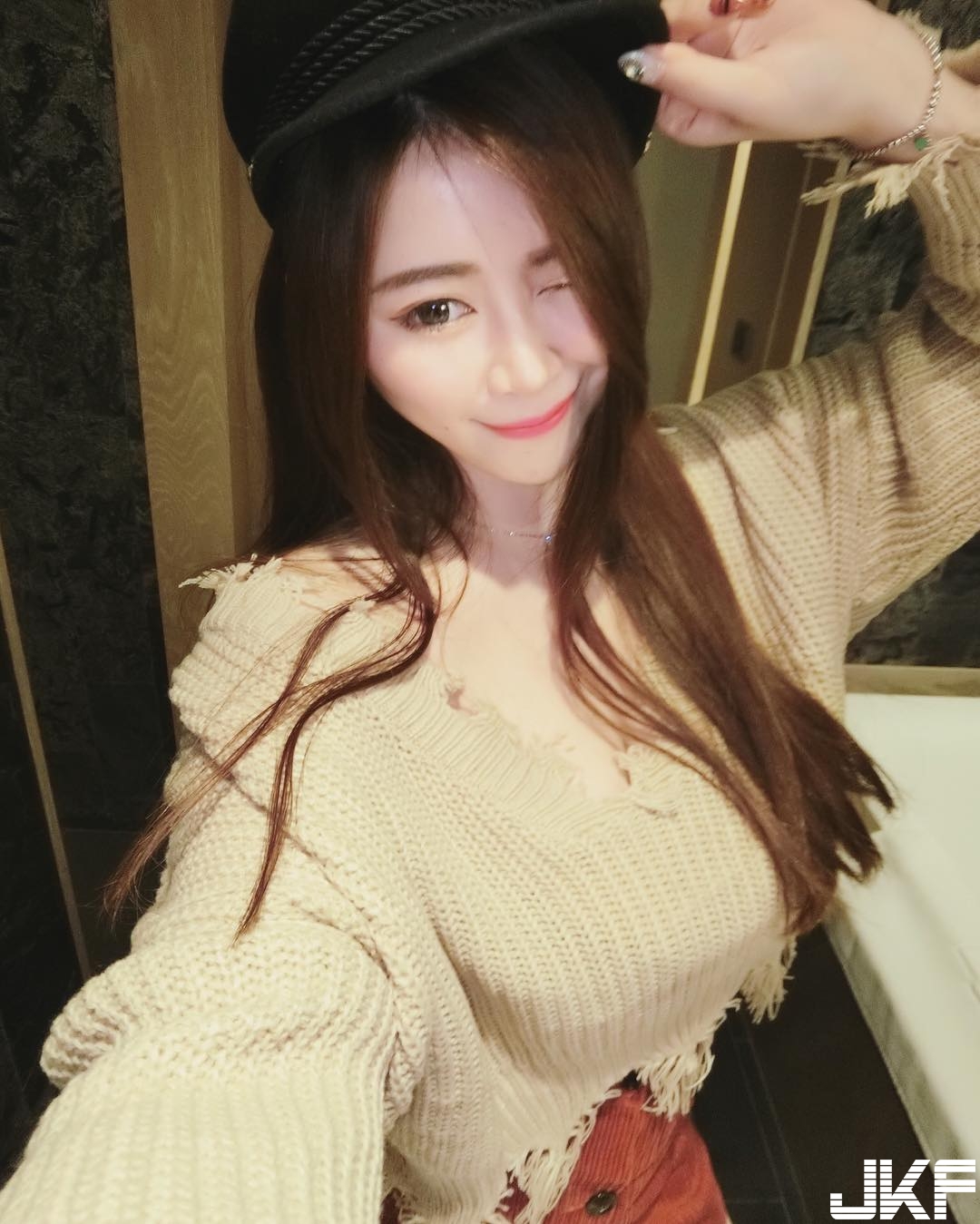 滿滿的ω！巨乳妹子低胸大露絕品「水滴奶」　飽滿奶球塞滿畫面！