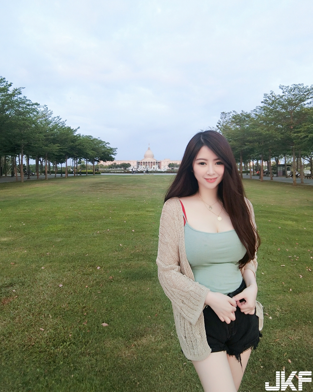 滿滿的ω！巨乳妹子低胸大露絕品「水滴奶」　飽滿奶球塞滿畫面！