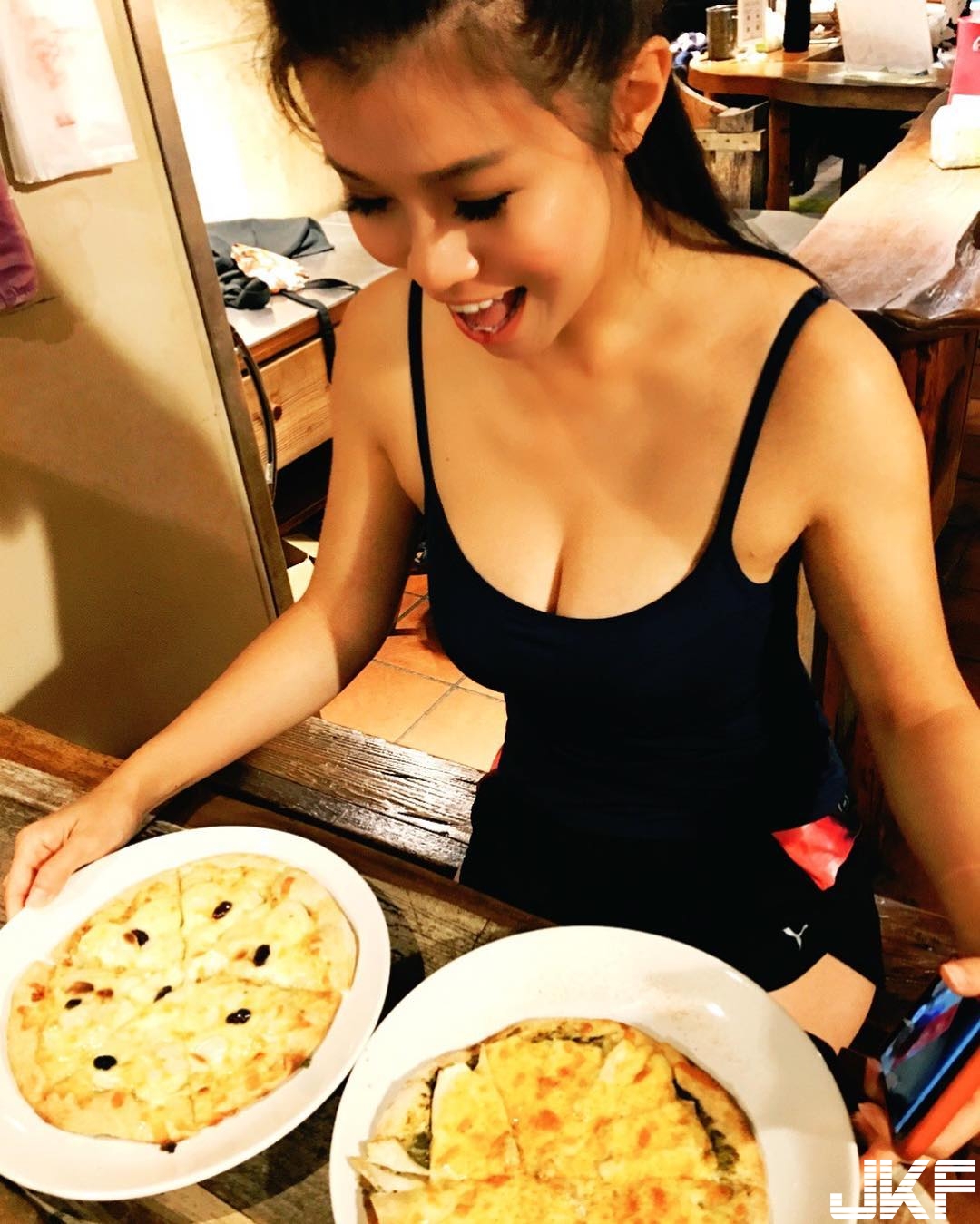「正妹禮儀師」保守制服好專業　私下低胸爆乳裝現飽滿雙球！