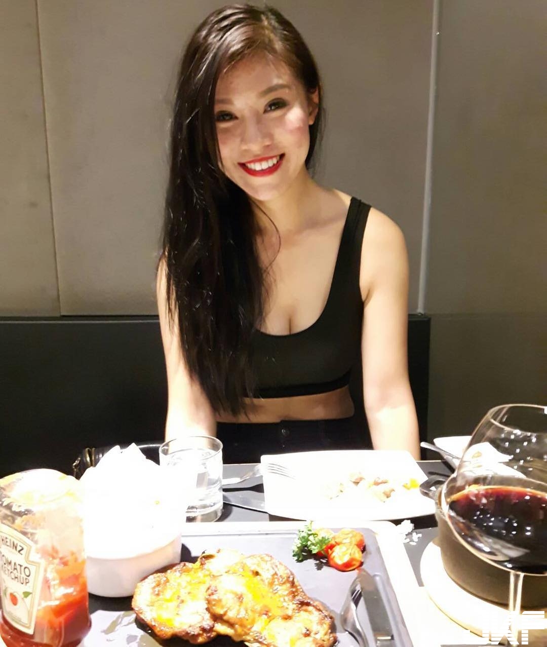 「正妹禮儀師」保守制服好專業　私下低胸爆乳裝現飽滿雙球！