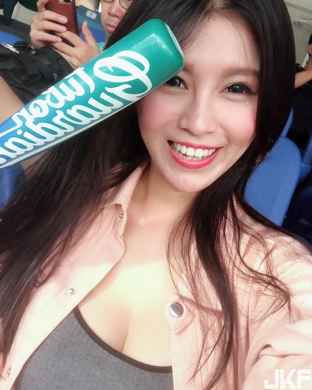 「正妹禮儀師」保守制服好專業　私下低胸爆乳裝現飽滿雙球！