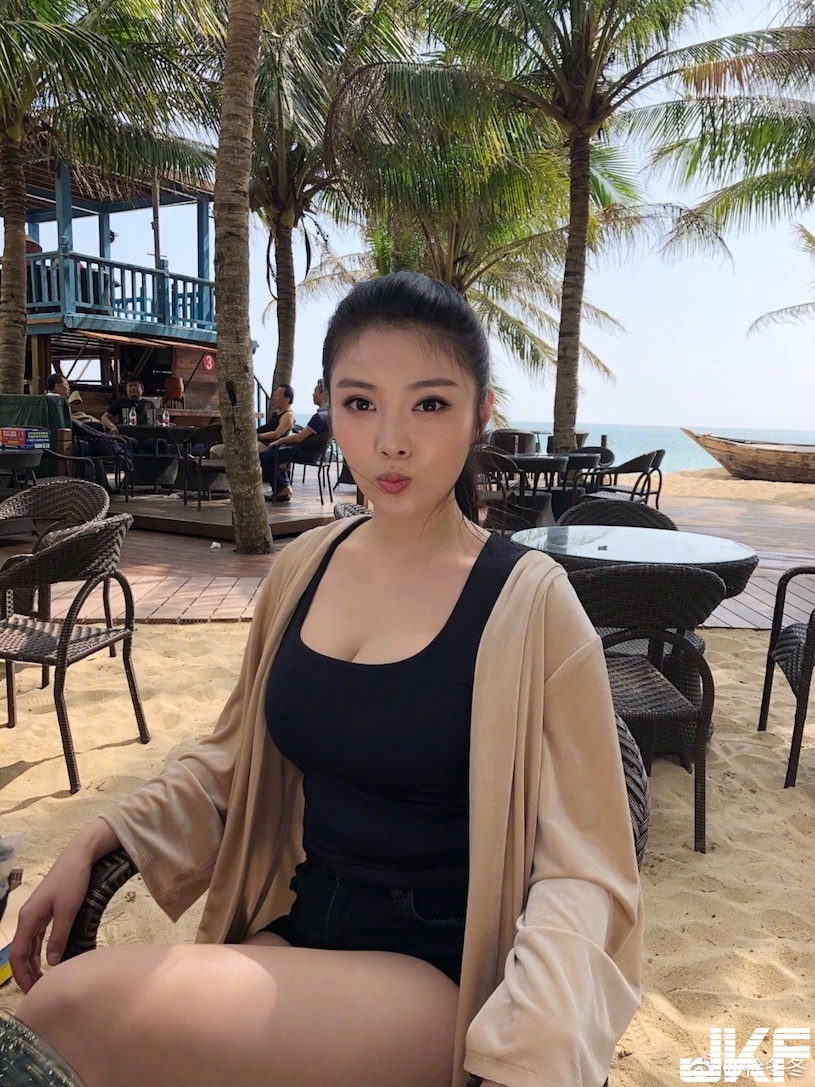 「第一美乳」世足場上辣翻！「E奶車頭燈」太猛，老外球迷直接飛撲了！