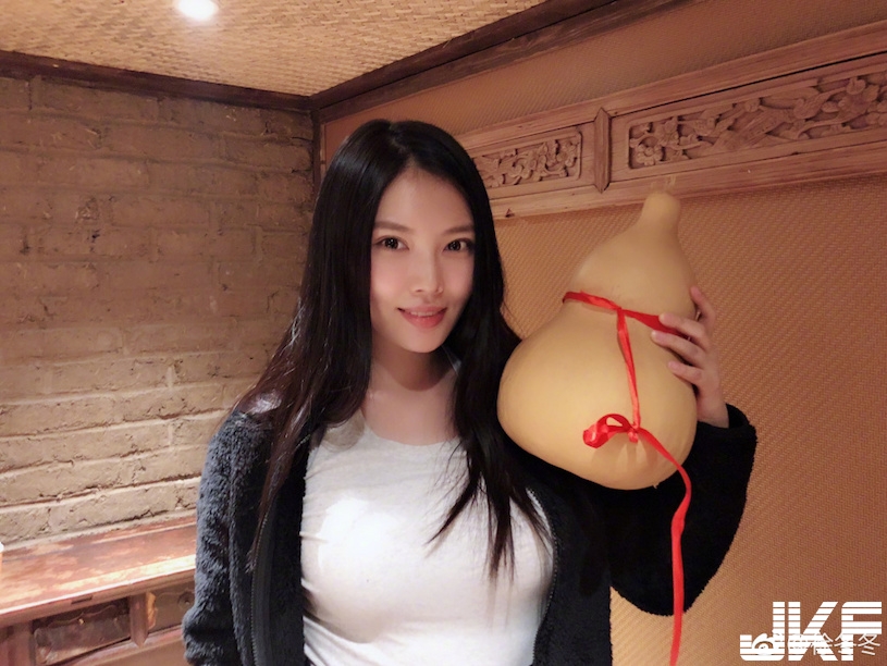 「第一美乳」世足場上辣翻！「E奶車頭燈」太猛，老外球迷直接飛撲了！