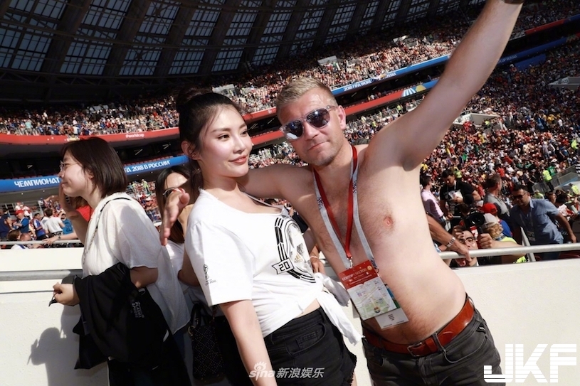 「第一美乳」世足場上辣翻！「E奶車頭燈」太猛，老外球迷直接飛撲了！