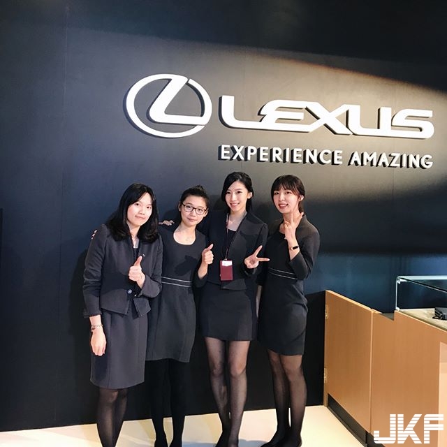 這LEXUS女業務也太正！看到胸前的「豪乳」窄裙下的「長腿」：超想馬上簽約