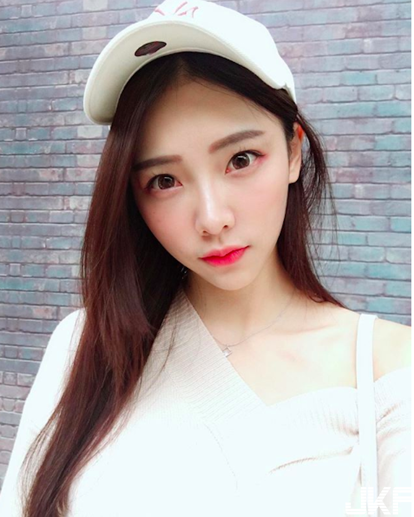 好辣！路上重機正妹「長腿超逆天」，不科學比例「脫掉還有渾圓美乳」！