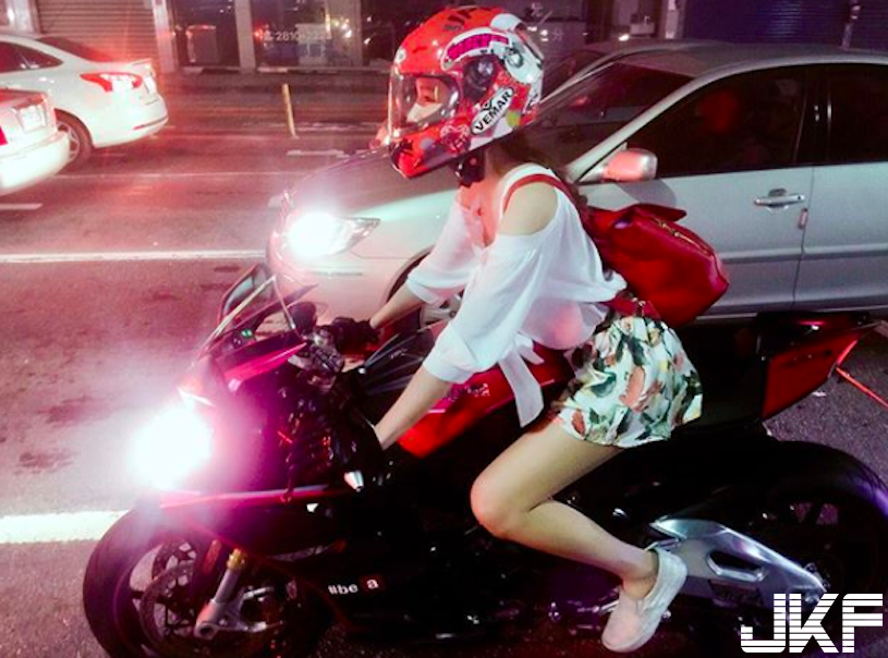 好辣！路上重機正妹「長腿超逆天」，不科學比例「脫掉還有渾圓美乳」！