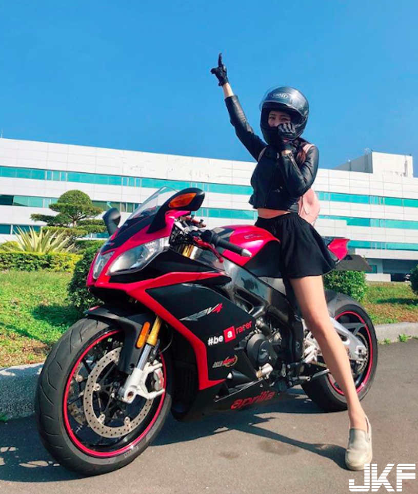 好辣！路上重機正妹「長腿超逆天」，不科學比例「脫掉還有渾圓美乳」！