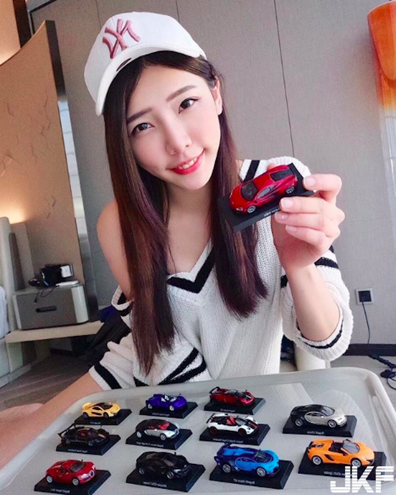 好辣！路上重機正妹「長腿超逆天」，不科學比例「脫掉還有渾圓美乳」！