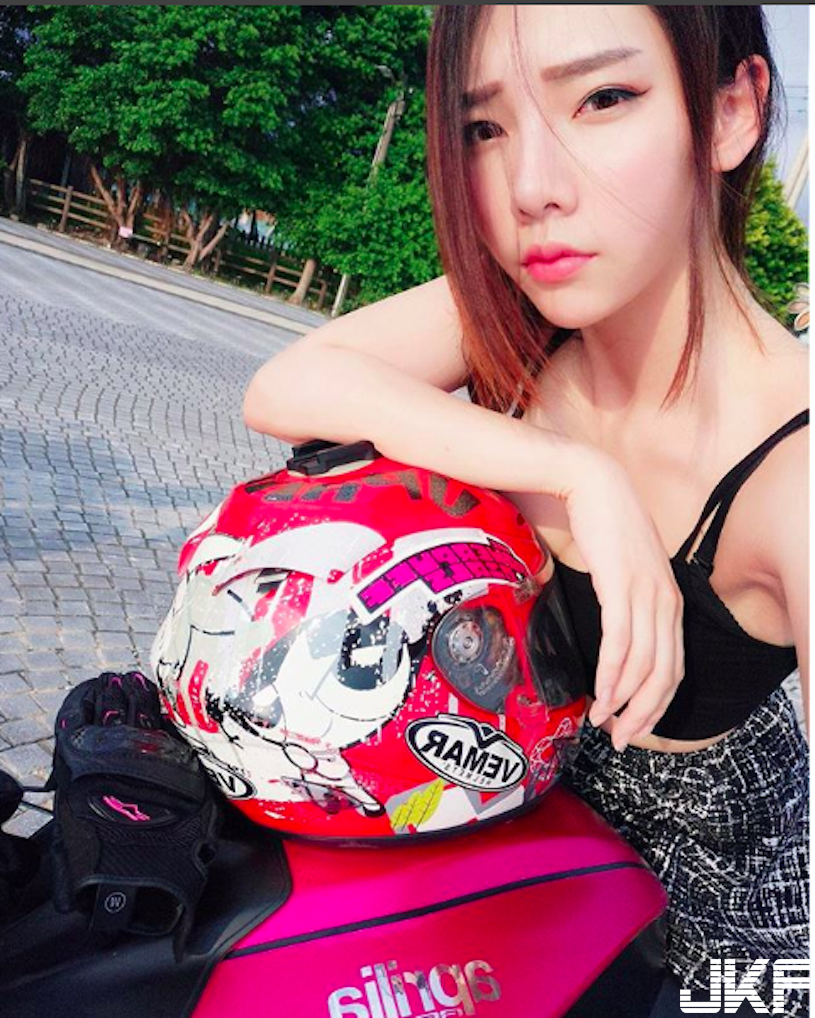 好辣！路上重機正妹「長腿超逆天」，不科學比例「脫掉還有渾圓美乳」！