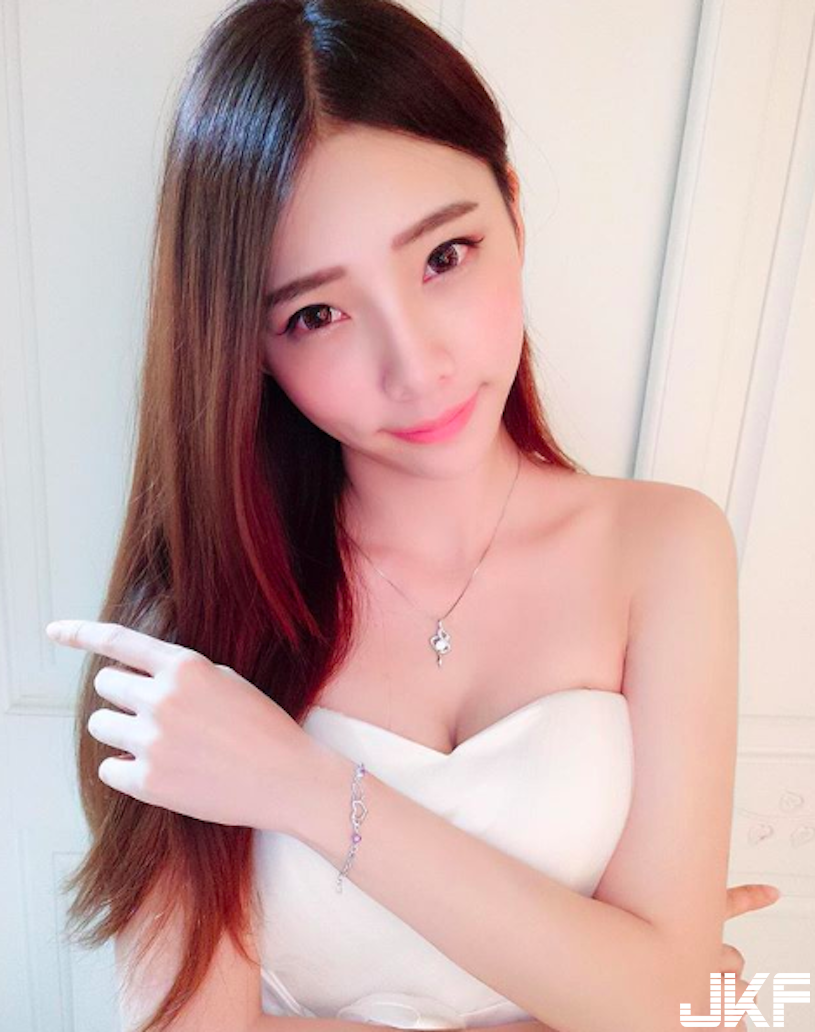 好辣！路上重機正妹「長腿超逆天」，不科學比例「脫掉還有渾圓美乳」！