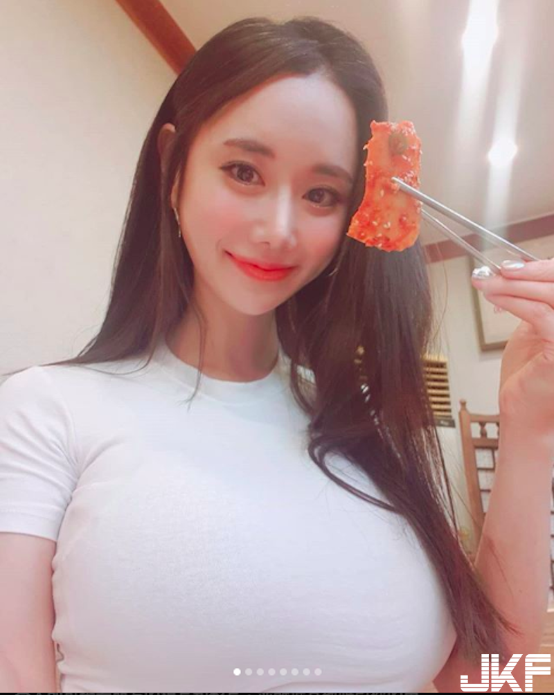 大口吃肉！「雪白豪乳正妹」用餐畫面太兇猛！「胸前海量肉肉」比正餐還要美味啊！