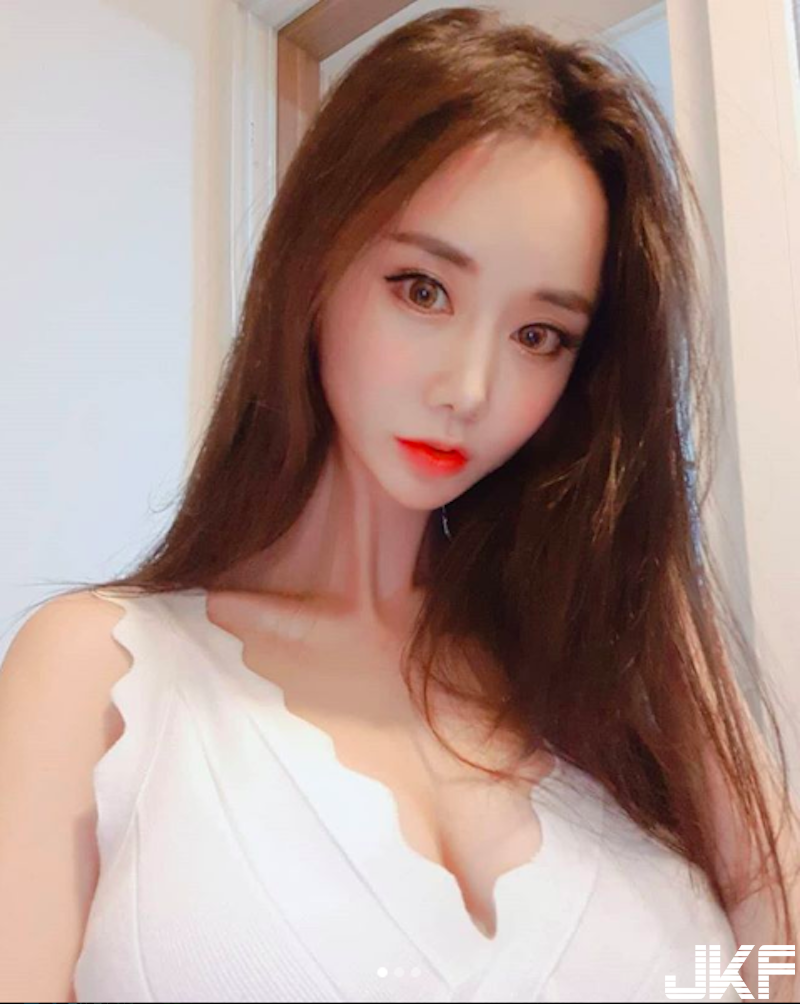 大口吃肉！「雪白豪乳正妹」用餐畫面太兇猛！「胸前海量肉肉」比正餐還要美味啊！