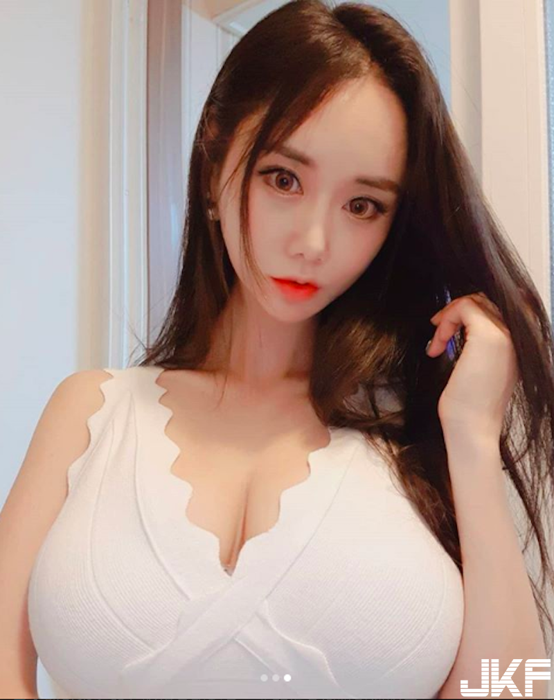 大口吃肉！「雪白豪乳正妹」用餐畫面太兇猛！「胸前海量肉肉」比正餐還要美味啊！