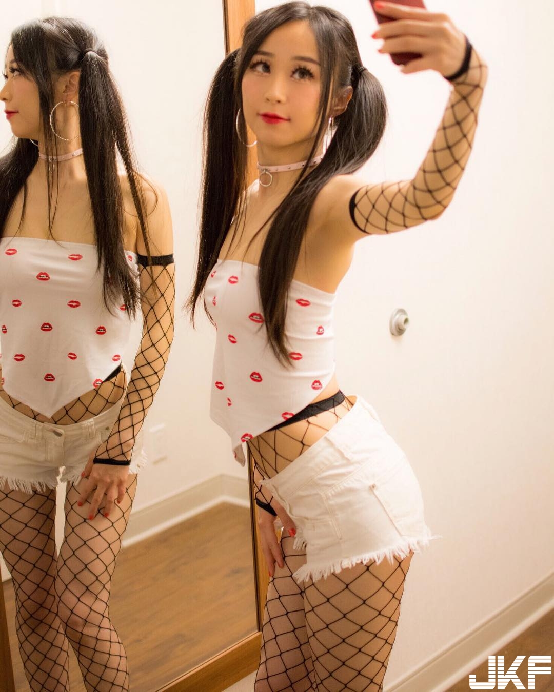 啊走光了！「變態少女」什麼play都敢玩，做菜做一半就把美臀露出來給你看！