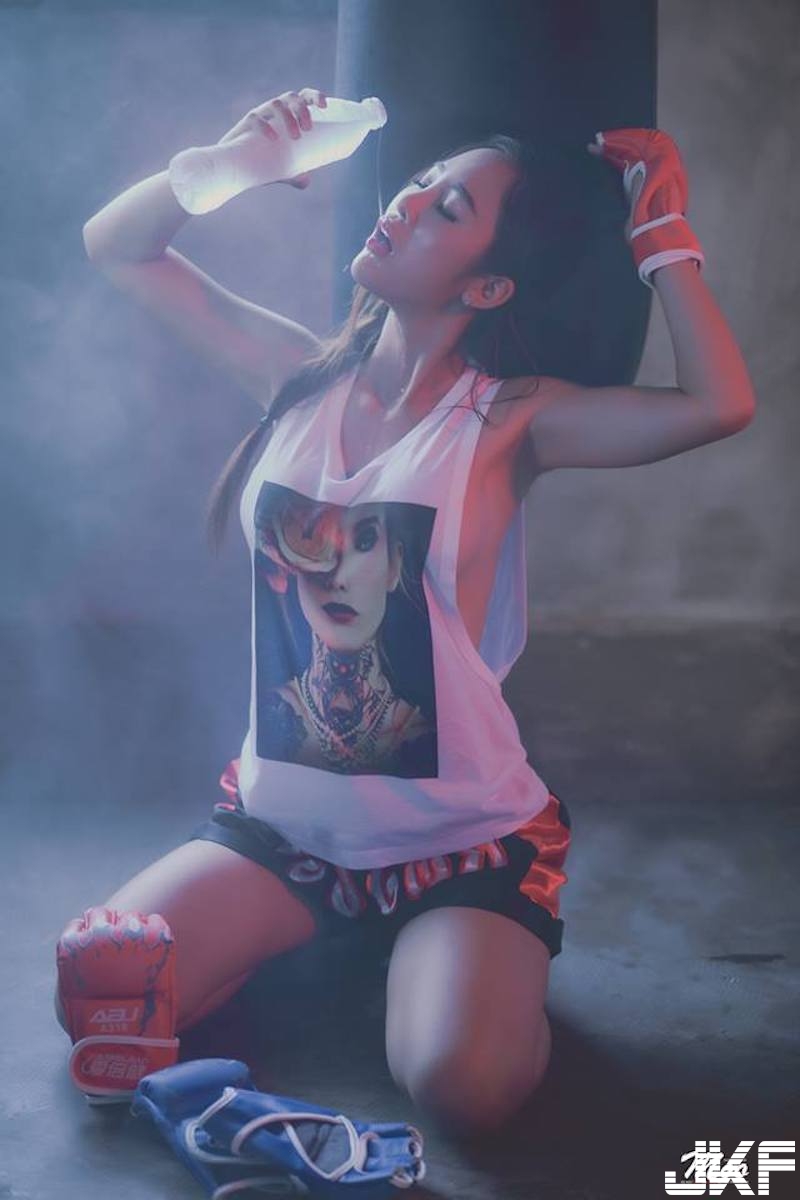 超兇猛「大奶泰拳妹」！背心下空空讓奶通風！「飽滿美乳」看起來脾氣很差！