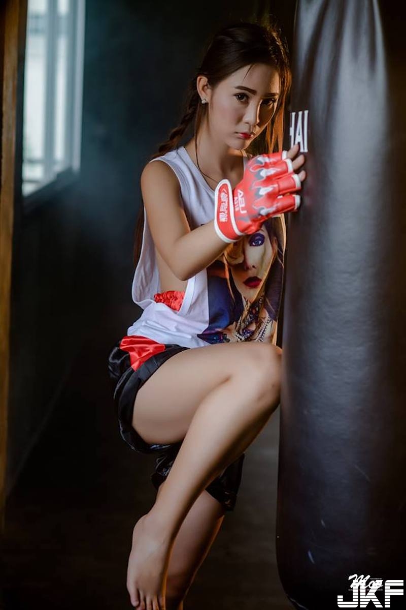 超兇猛「大奶泰拳妹」！背心下空空讓奶通風！「飽滿美乳」看起來脾氣很差！