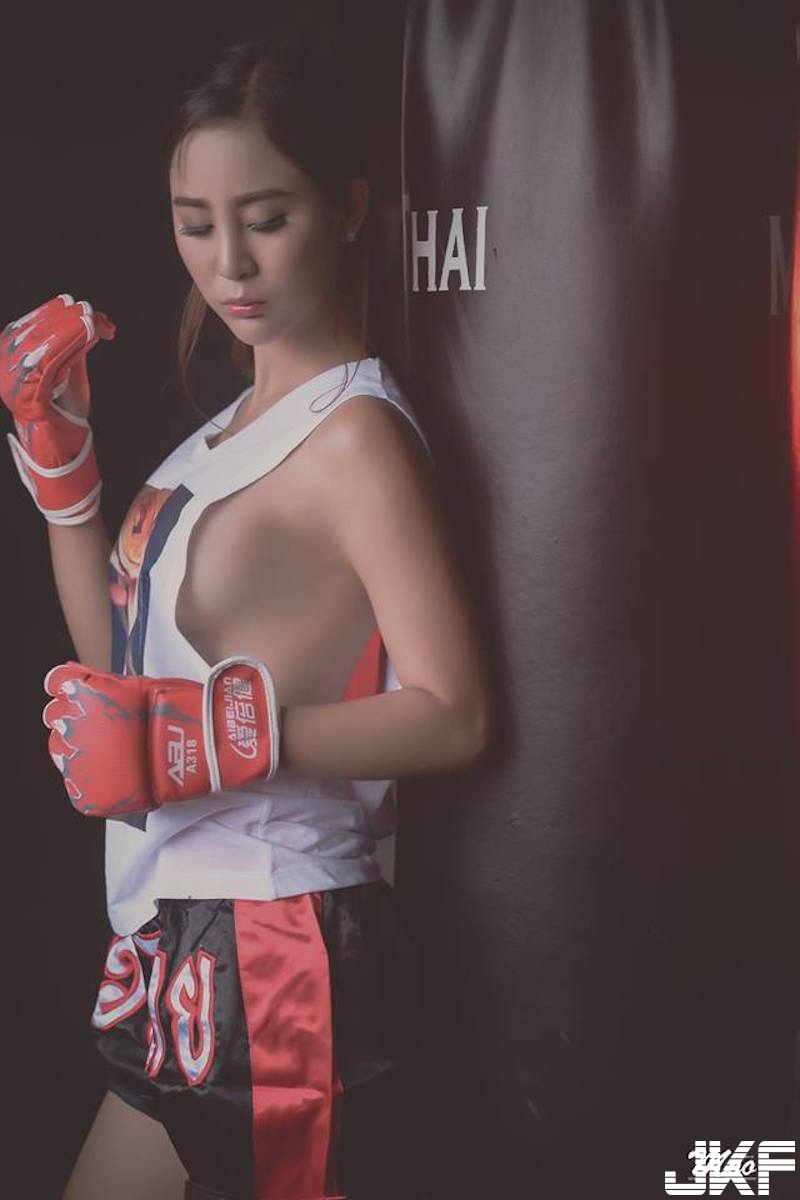 超兇猛「大奶泰拳妹」！背心下空空讓奶通風！「飽滿美乳」看起來脾氣很差！