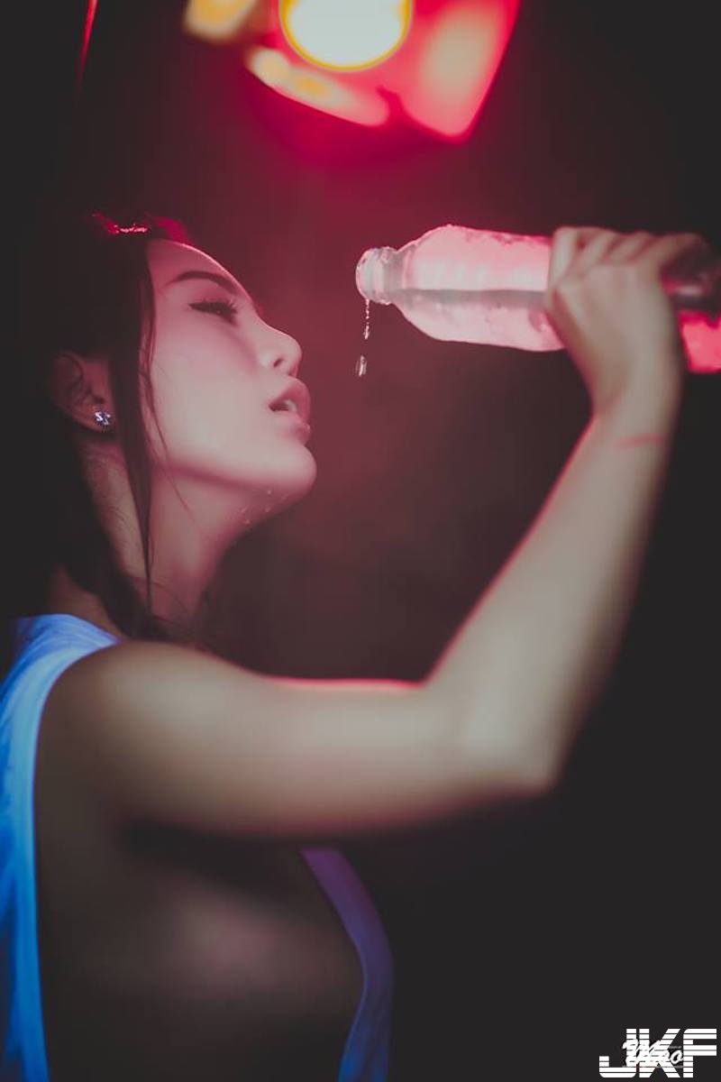 超兇猛「大奶泰拳妹」！背心下空空讓奶通風！「飽滿美乳」看起來脾氣很差！