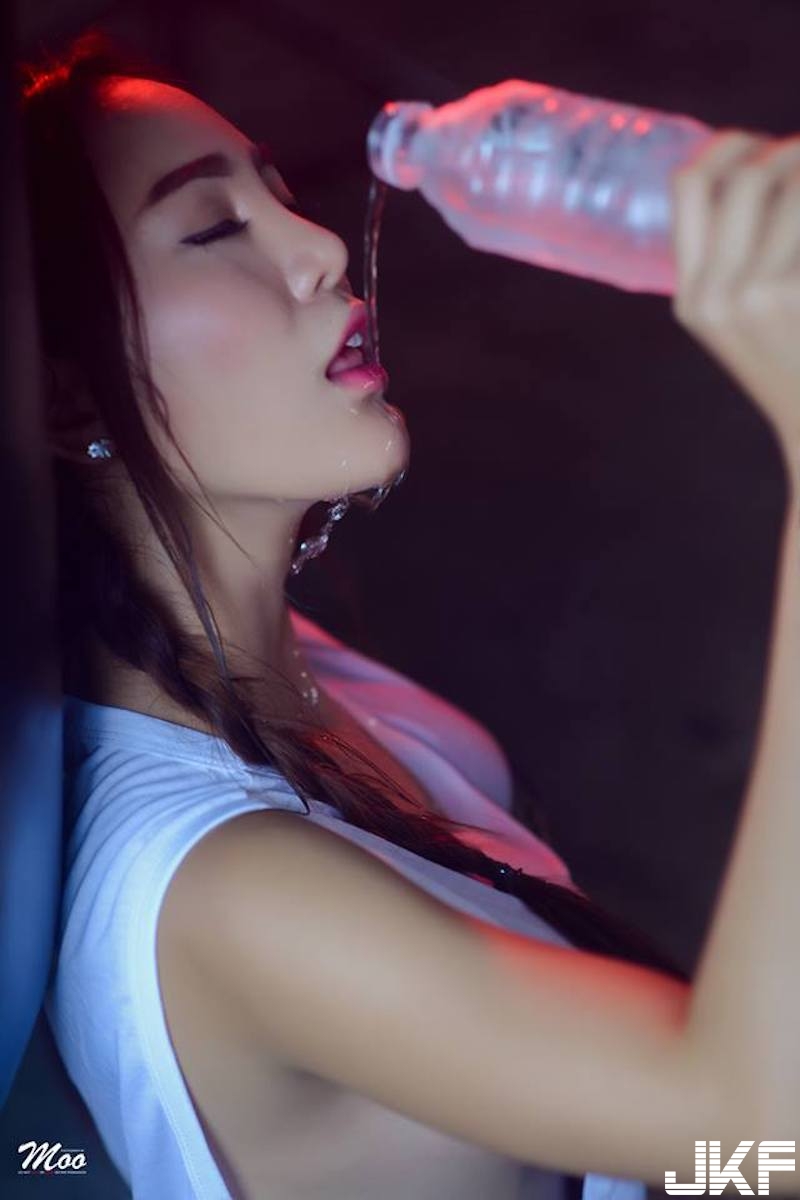 超兇猛「大奶泰拳妹」！背心下空空讓奶通風！「飽滿美乳」看起來脾氣很差！