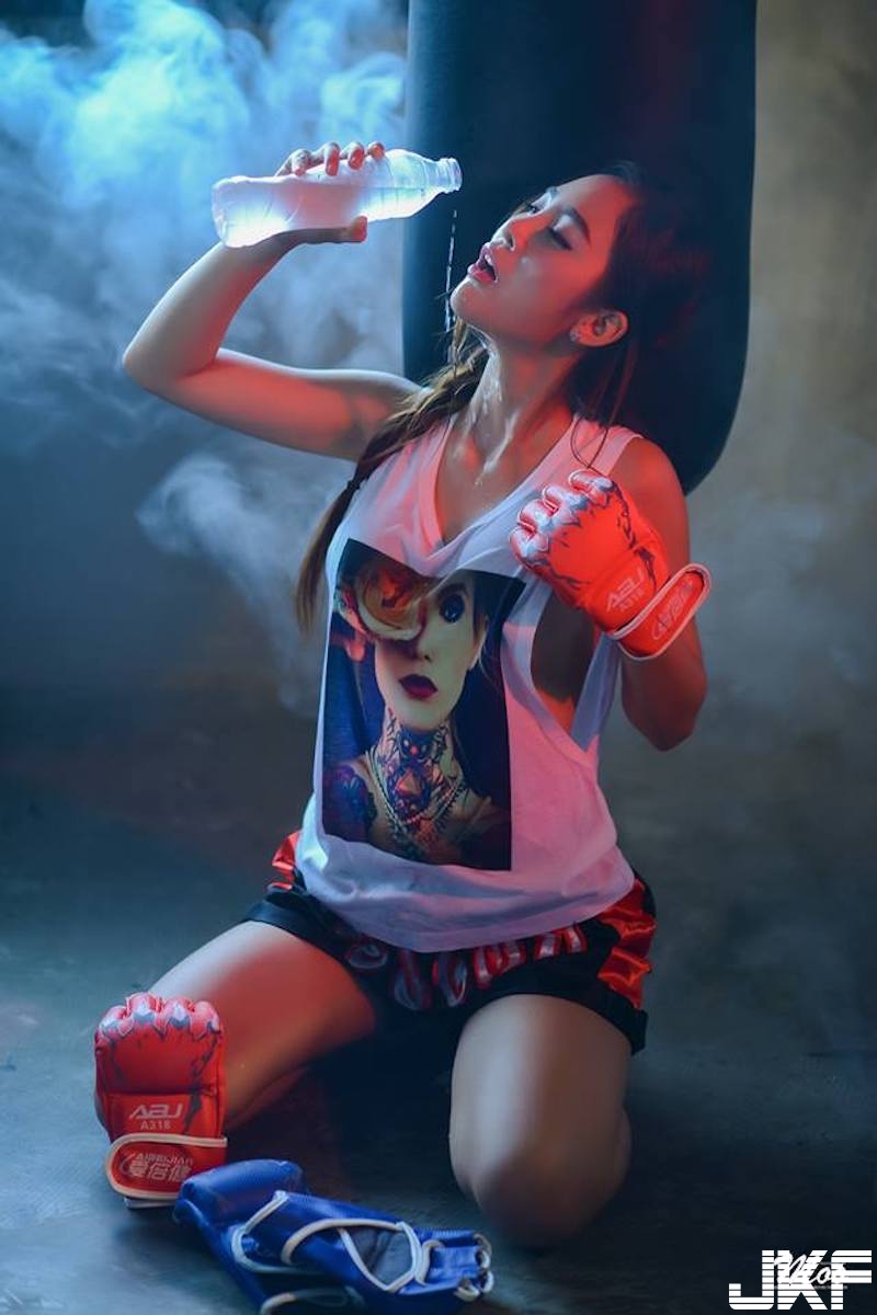 超兇猛「大奶泰拳妹」！背心下空空讓奶通風！「飽滿美乳」看起來脾氣很差！
