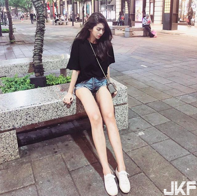 沙灘上驚見「神級奶妹」！深Ｖ泳裝「飽滿半球」大方露出！修長美腿更是大殺器啊！