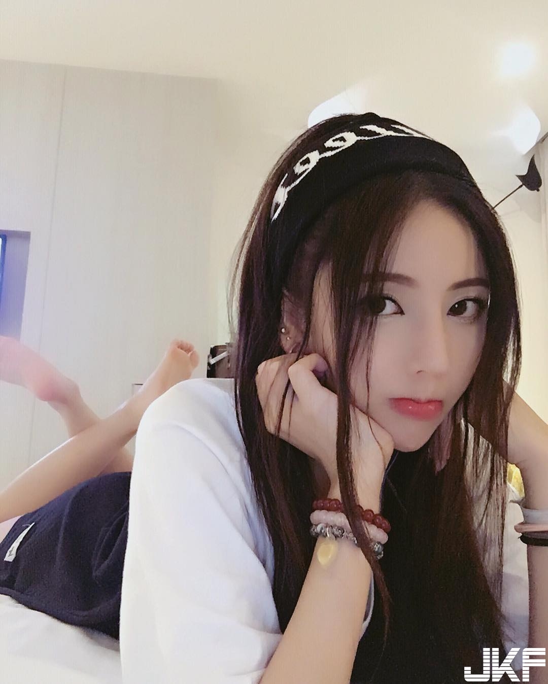色氣「巨乳小隻馬」身材超豪邁！直接對窗外敞開胸襟，千萬網友跪求轉身！
