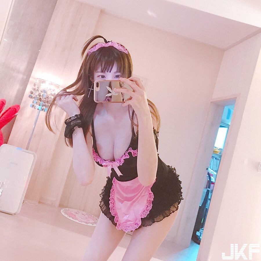 小心吶！「巨乳直播主」奶太大扣子扣不起來　半邊白嫩美乳掉出來！