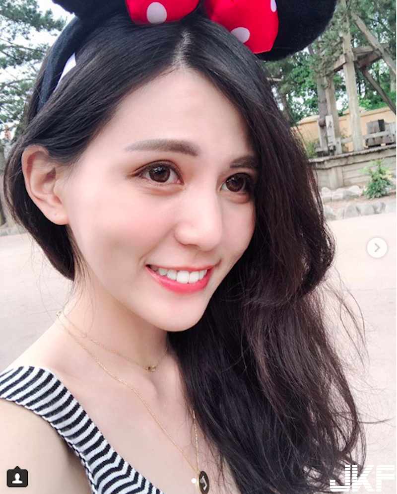又見「遠航正妹空姐」！度假時空中泳池大秀「白皙圓乳」！白白嫩嫩太吸睛！