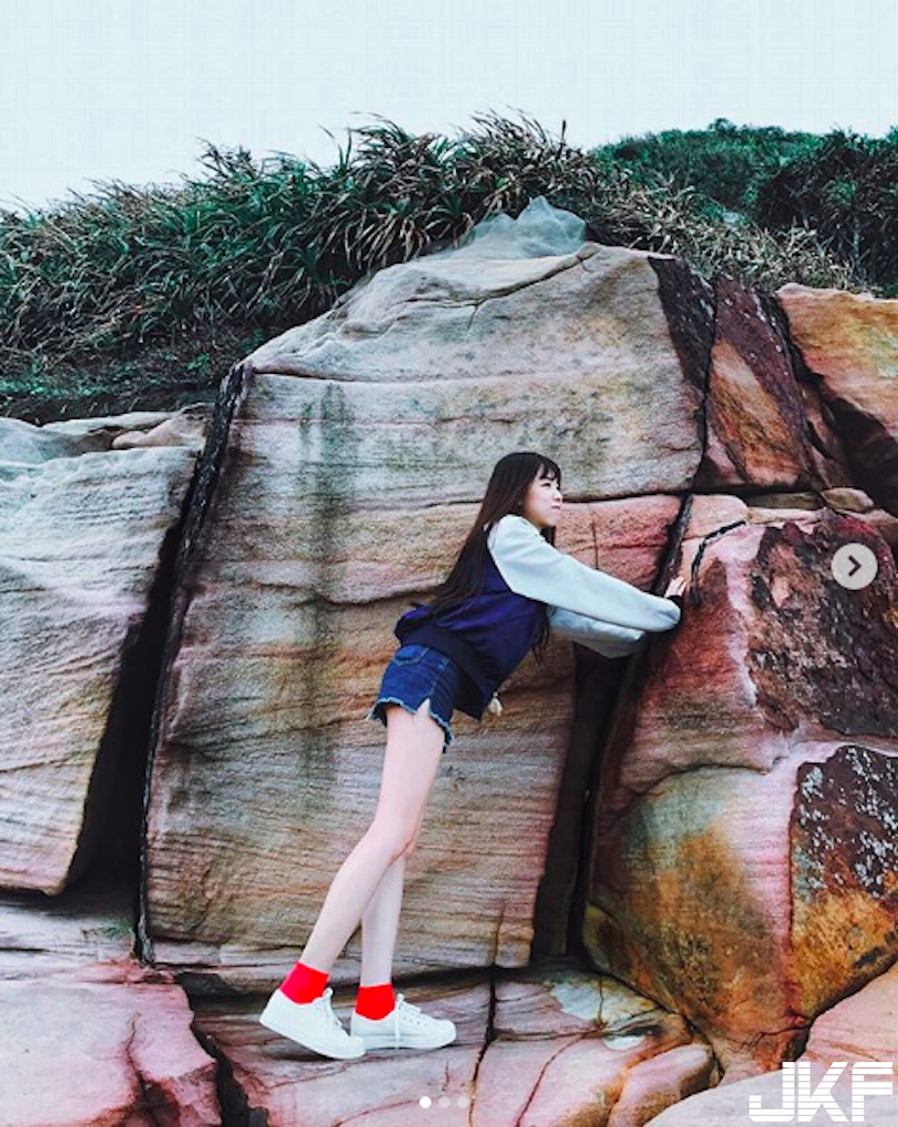 曲線好兇！正妹吃冰淇淋「衣服繃好緊」，不經意就露出「超養眼深溝」！