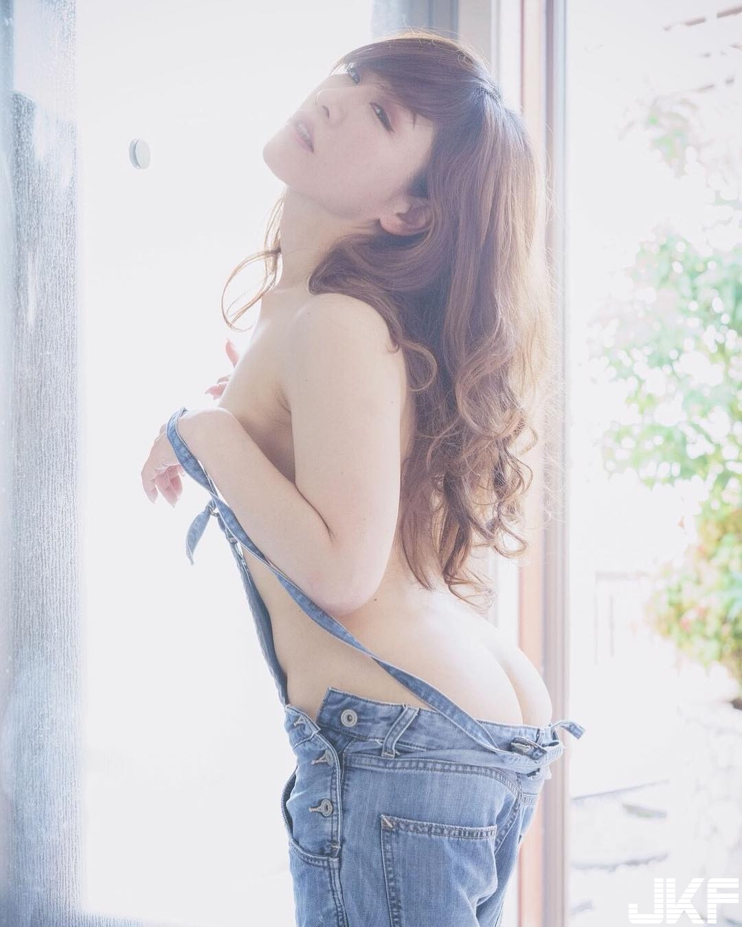 姐姐太正！性感「大尺模特兒」只穿褲子露美乳　渾圓愛心臀也來見客！