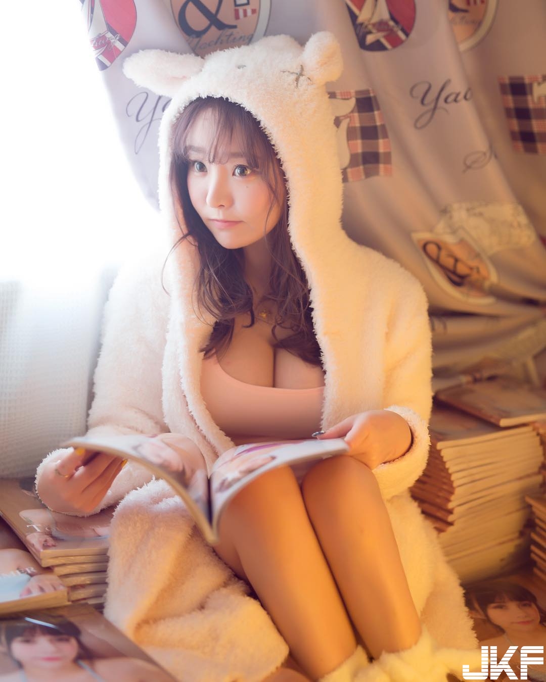 「巨乳正妹」戶外洗澡只能拿葉子遮！超完美爆乳配上純白比基尼94養眼！