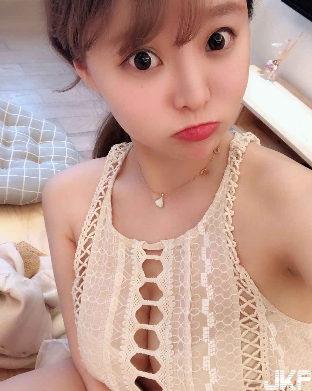 「巨乳正妹」戶外洗澡只能拿葉子遮！超完美爆乳配上純白比基尼94養眼！