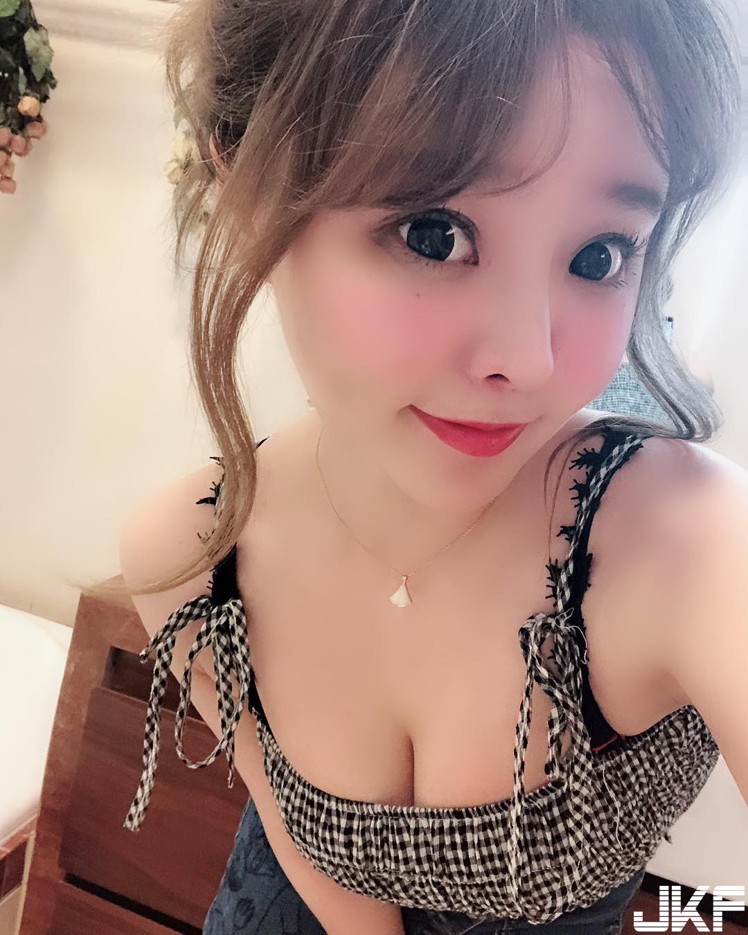 「巨乳正妹」戶外洗澡只能拿葉子遮！超完美爆乳配上純白比基尼94養眼！