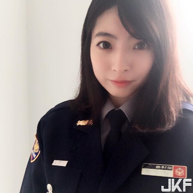 根本台中最美女警！正妹「Arielle」清新高顏值外表，讓民眾都會不小心闖紅燈了啦！