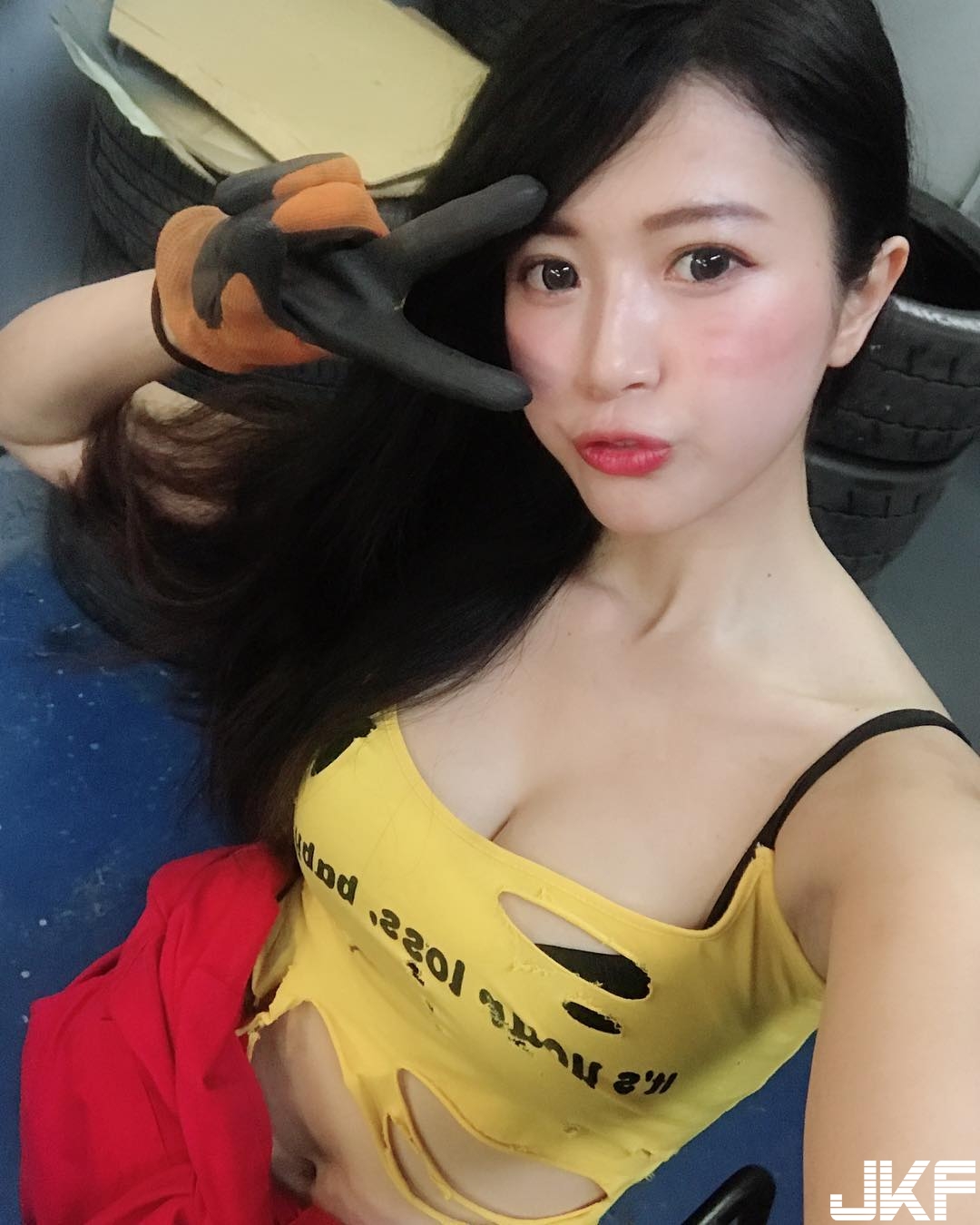 甜美可愛「黑手正妹」不會修車只會賣萌！爆乳身材太性感讓人無法招架！