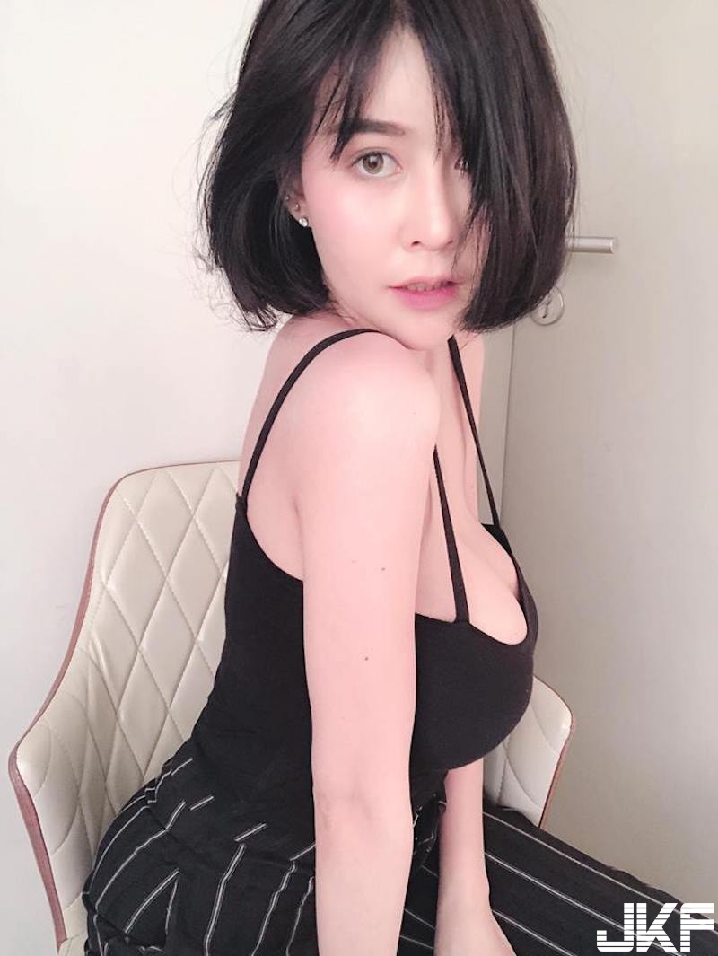 加菜啦！「奶奶上桌」畫面好豐盛！短髮姊姊細肩帶背心吊著「雪白巨乳」好怕斷掉啊！