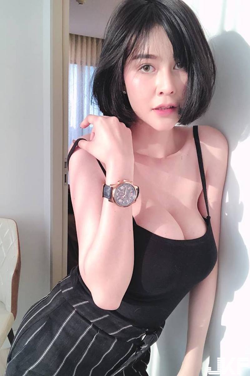 加菜啦！「奶奶上桌」畫面好豐盛！短髮姊姊細肩帶背心吊著「雪白巨乳」好怕斷掉啊！