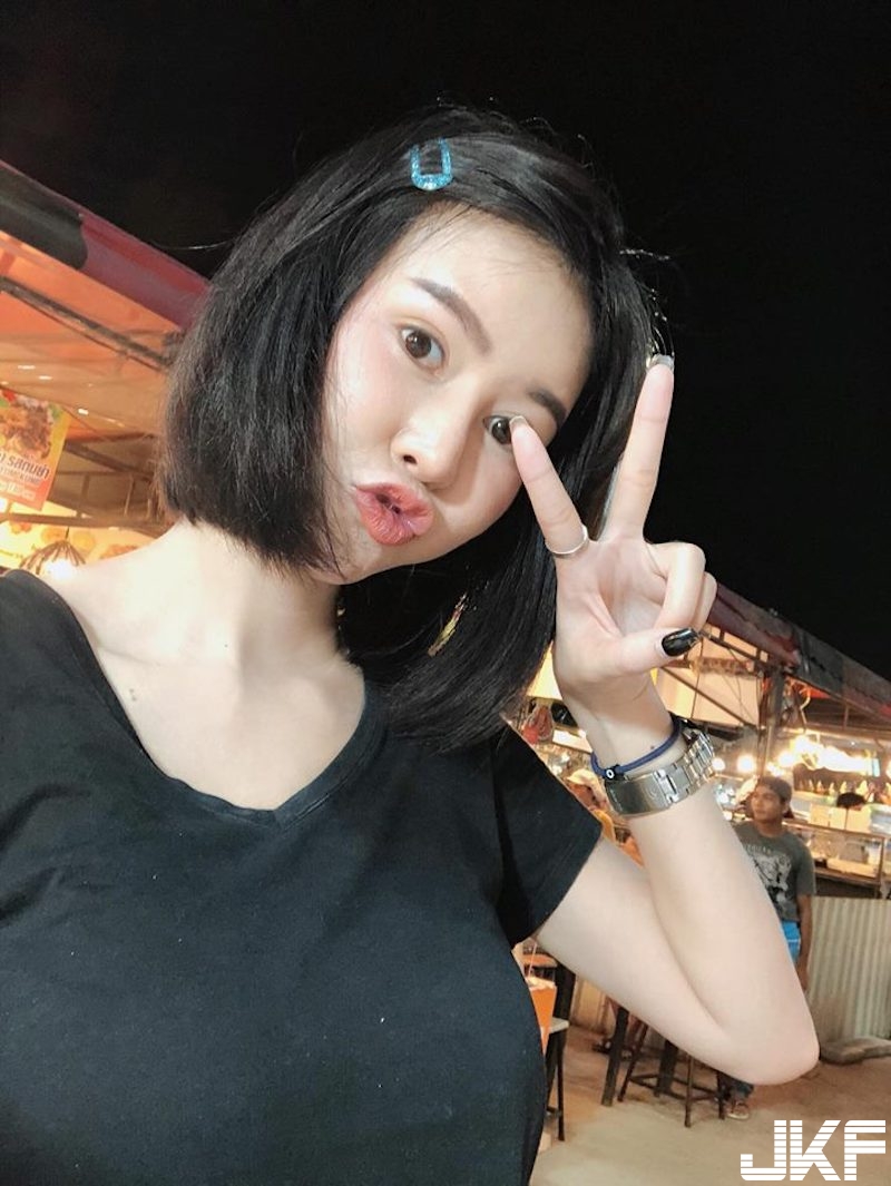 加菜啦！「奶奶上桌」畫面好豐盛！短髮姊姊細肩帶背心吊著「雪白巨乳」好怕斷掉啊！