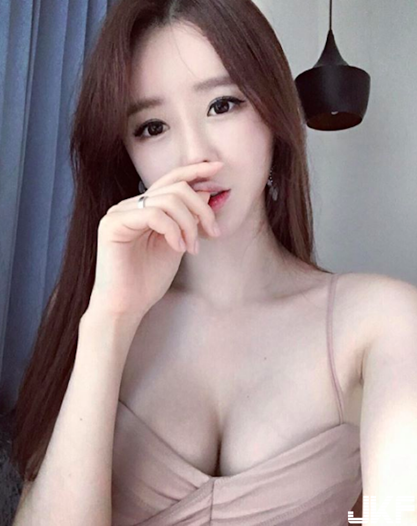 根本快要比臉大！「巨乳可樂妹」上衣塞不下，比基尼只有兩條細線也完全不怕！