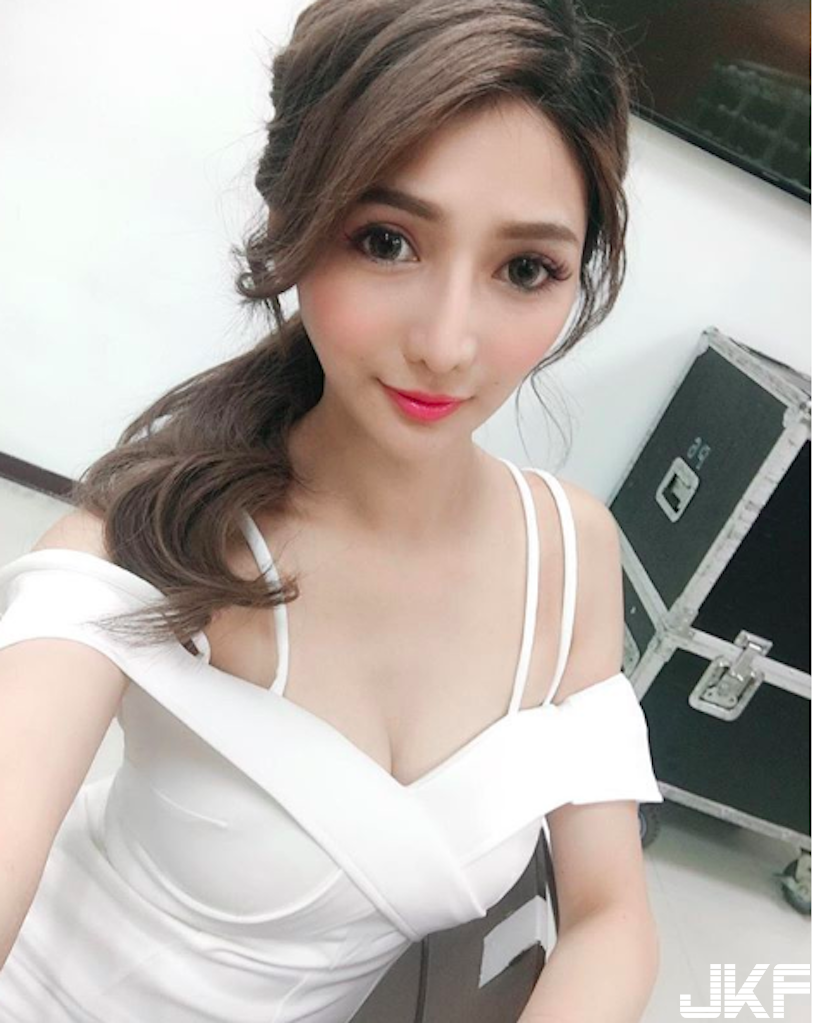 養眼護理師身材超爆！「深V乳溝」兇到極點，好想被她治療喔！