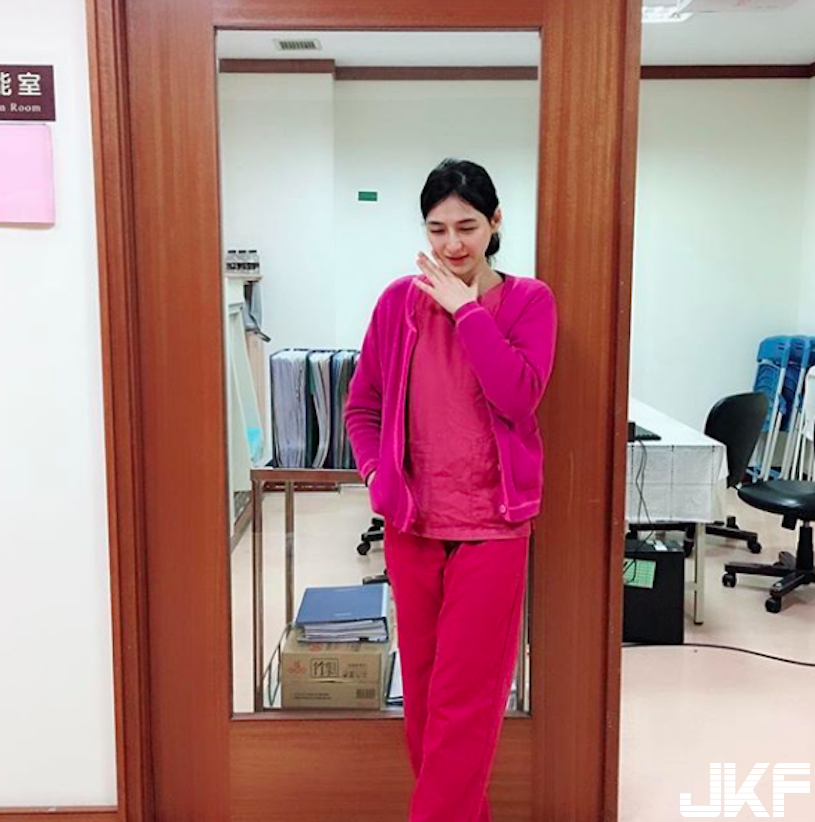 養眼護理師身材超爆！「深V乳溝」兇到極點，好想被她治療喔！
